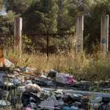 Eccoci quindi davanti a un cancello d'ingresso in ferro arrugginito: per raggiungerlo per� bisogna superare una vera e propria collinetta di spazzatura composta di buste di plastica, pezzi di infissi, mattoni e assi di legno. L'inferriata � chiusa, ma sulla destra un'apertura tra due colonne agevola la nostra entrata